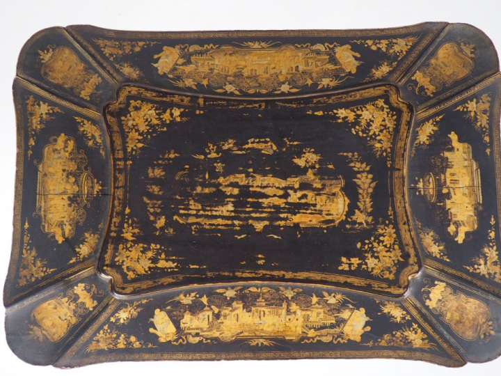 Travailleuse Napoléon III de style Extrême-Orient, décor doré sur fond