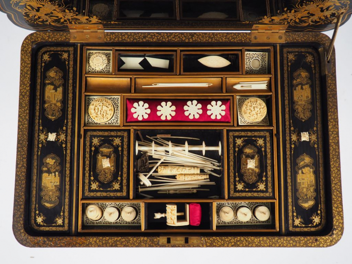 Travailleuse Napoléon III de style Extrême-Orient, décor doré sur fond