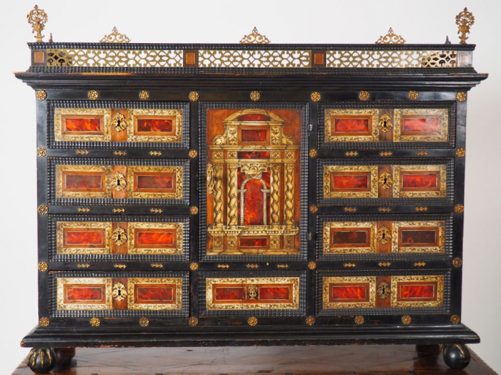 	Cabinet flamand XVIIème en marqueterie d’ivoire, d’écaille de tortue,