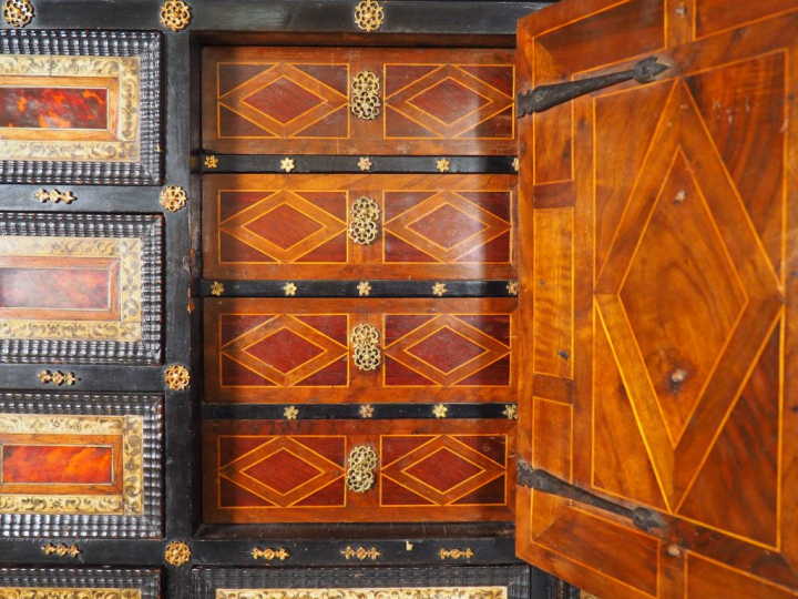 	Cabinet flamand XVIIème en marqueterie d’ivoire, d’écaille de tortue,