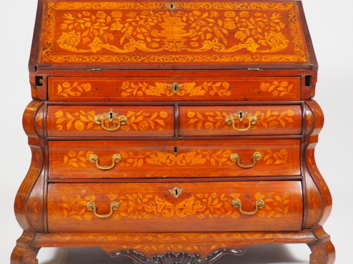 	Commode scriban hollandaise début XVIIIème en marqueterie, à décor de