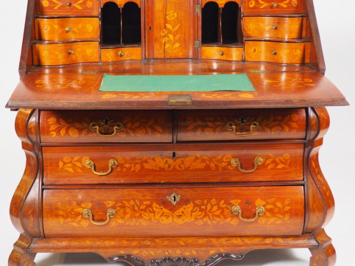 	Commode scriban hollandaise début XVIIIème en marqueterie, à décor de