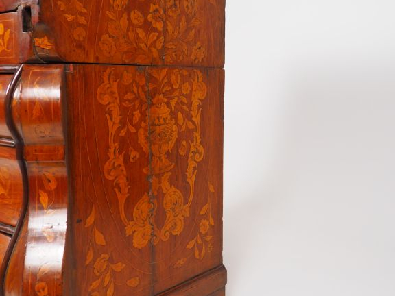 	Commode scriban hollandaise début XVIIIème en marqueterie, à décor de