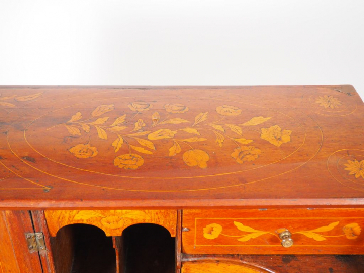 	Commode scriban hollandaise début XVIIIème en marqueterie, à décor de