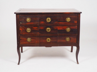 Vente aux enchères 	Commode Transition Louis XV - Louis XVI en palissandre massif, ouvran