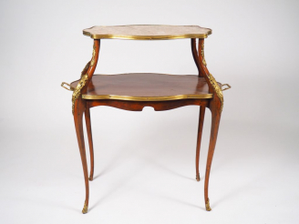 Vente aux enchères Table à thé Napoléon III de style Louis XV en acajou et marbre brèche,