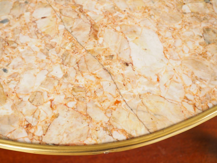 Table à thé Napoléon III de style Louis XV en acajou et marbre brèche,
