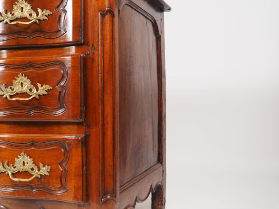 	Commode Régence en noyer mouluré et sculpté, façade à arbalète, ouvra