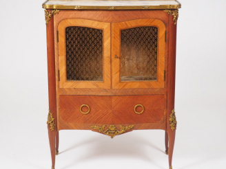 Vente aux enchères 	Meuble vitrine de style Transition Louis XV - Louis XVI en marqueteri