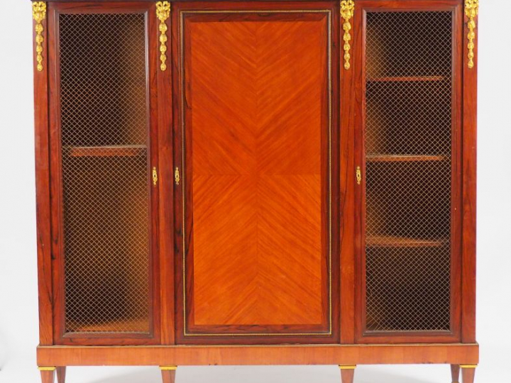 Bibliothèque de style Louis XVI en marqueterie, ouvrant à trois portes
