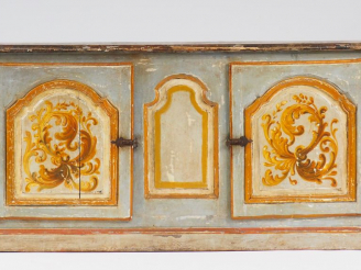 Vente aux enchères Buffet bas de style Louis XIV en bois laqué gris et doré, ouvrant à de