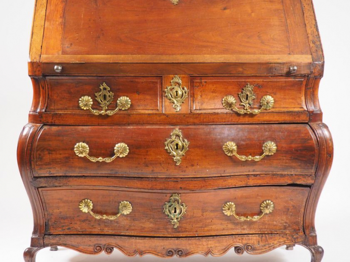 Commode scriban Louis XV en noyer mouluré, ouvrant à un abattant et qu