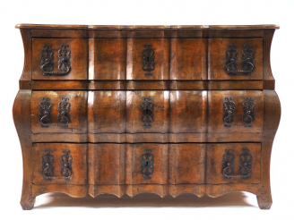 Vente aux enchères Commode Louis XIV en noyer, belle façade à arbalète, ouvrant à trois t