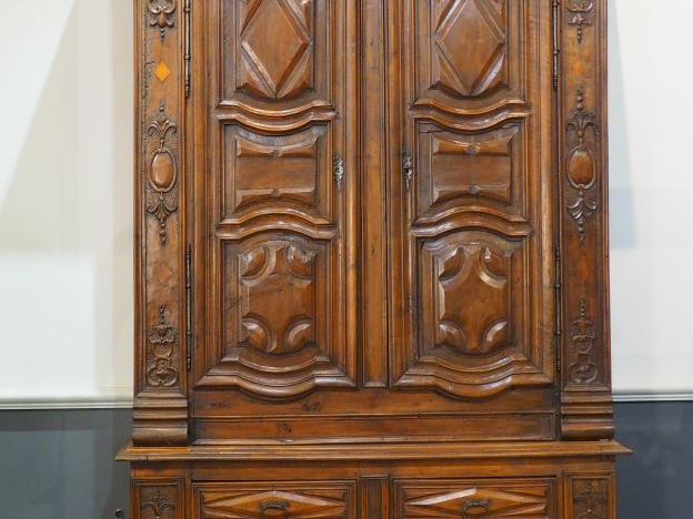Belle armoire Louis XIII en bois fruitier (noyer et merisier) sculpté,
