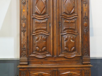 Vente aux enchères Belle armoire Louis XIII en bois fruitier (noyer et merisier) sculpté,