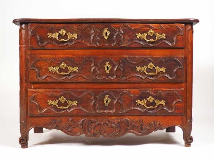Commode Louis XV en ormeau mouluré et sculpté, ouvrant à trois tiroirs