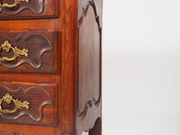 Commode Louis XV en ormeau mouluré et sculpté, ouvrant à trois tiroirs