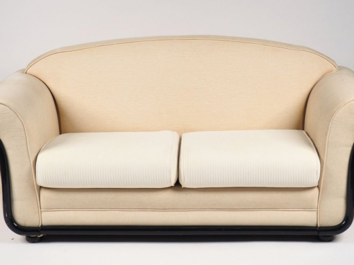 Deux canapés modernes garniture de tissu blanc cassé.