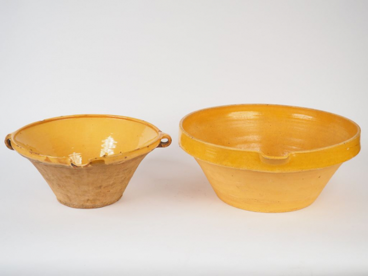 2 terrines ou grésailles en terre vernissée ocre.