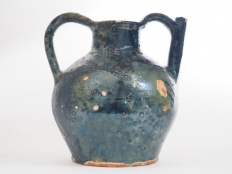 Vente aux enchères Une cruche de barque en terre vernissée bleu.  H. 25,5 cm