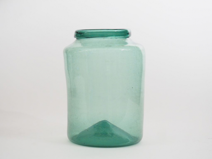 Bocal en verre bleu de la Grésine ?.  H. 28,5 cm