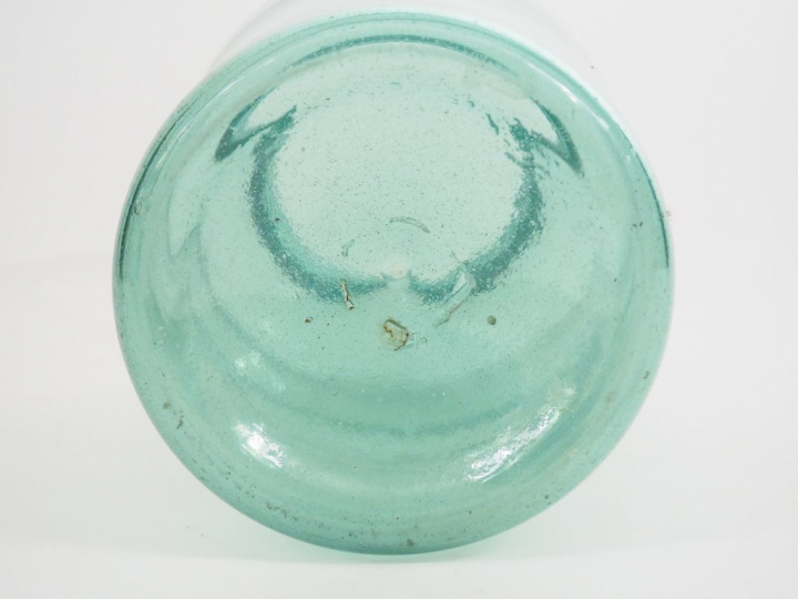 Bocal en verre bleu de la Grésine ?.  H. 28,5 cm