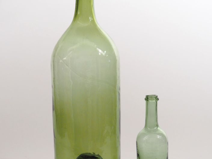 Bouteille XIXème en verre soufflé.  H. 43 cm une petite bouteille XIXè