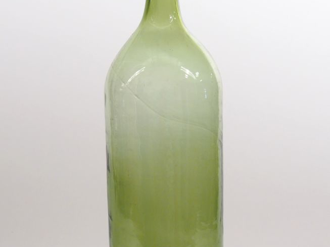 Bouteille XIXème en verre soufflé.  H. 43 cm une petite bouteille XIXè