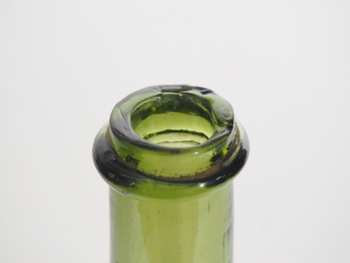 Bouteille XIXème en verre soufflé.  H. 43 cm une petite bouteille XIXè
