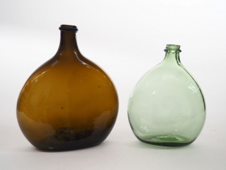 Vente aux enchères 2 différentes bouteilles à armagnac XIXème en verre soufflé.  H. 23 cm