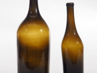 Vente aux enchères 2 bouteilles en verre soufflé et fumé XIXème.  H. 37,5 cm et 30,5 cm
