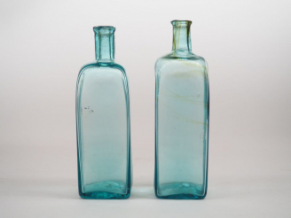 Vente aux enchères 2 flacons à section carrée en verre soufflé XVIIIème XIXème.  H. 21 cm