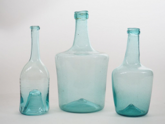 Vente aux enchères 3 différentes bouteilles en verre soufflé XVIIIème XIXème. H. 29 cm, 2