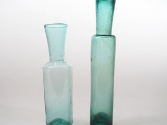 Vente aux enchères 2 bouteilles ou topettes en verre soufflé XVIIIème XIXème. H. 28 cm et