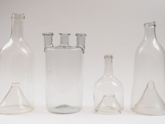 Vente aux enchères 4 flacons de laboratoire en verre soufflé XVIIIème (un accidenté).  H.