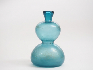 Vente aux enchères Flacon à bulbe XVIIIème en verre de Grésigne. H. 16 cm