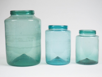 Vente aux enchères 3 différents bocaux à conserve en verre soufflé XVIIIème XIXème.  H. 3