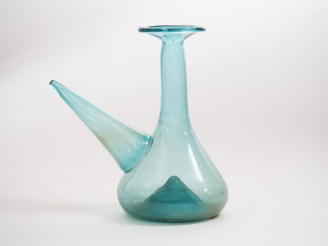 Vente aux enchères Un porron en verre soufflé XVIIIème.  H. 24 cm