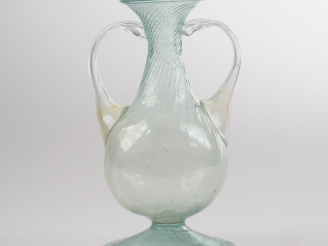 Vente aux enchères Un vase à anses en verre soufflé XIXème.  H. 26 cm
