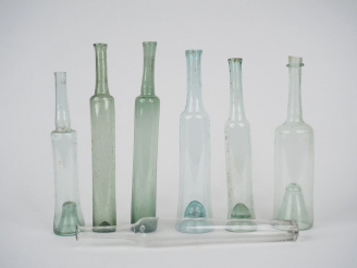 Vente aux enchères 7 petites bouteilles en verre souffllé à culot rentrant XVIIIème XIXèm