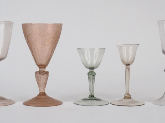 Vente aux enchères 5 différents verres XVIIIème en verre soufflé.