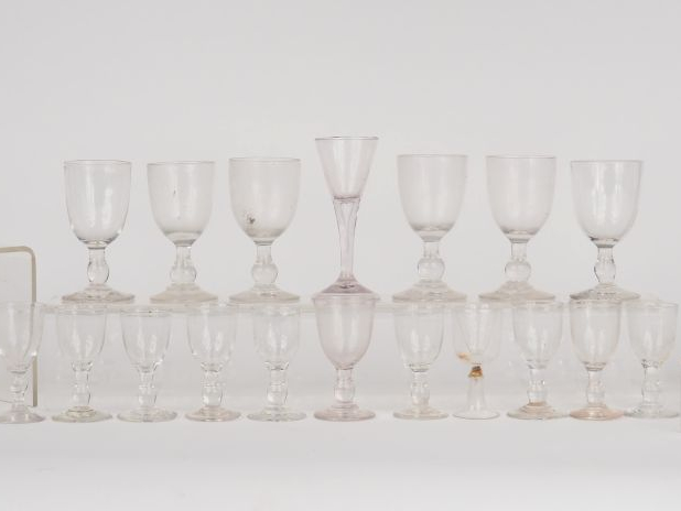 23 différents petits verres XVIIIème ou XIXème.