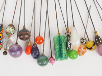 Vente aux enchères 19 épingles à chapeau.