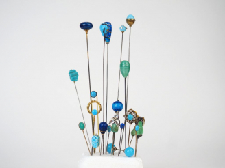 Vente aux enchères 21 épingles à chapeau.