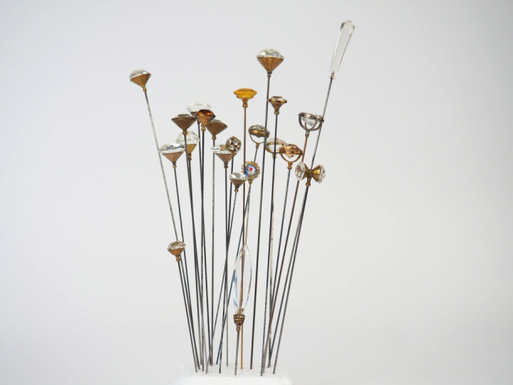 22 épingles à chapeau.