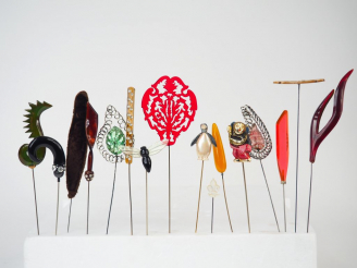 Vente aux enchères 16 épingles à chapeau.