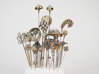 Vente aux enchères 36 épingles à chapeau.