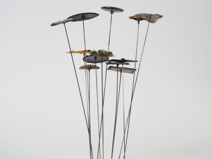 12 épingles à chapeau.