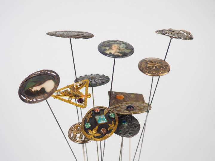 12 épingles à chapeau.