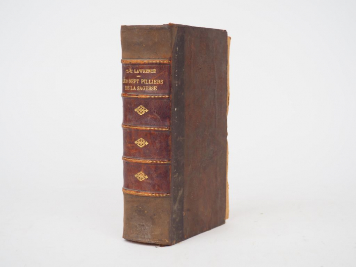 LAWRENCE (T.E). Les sept piliers de la sagesse. Un triomphe. Traductio